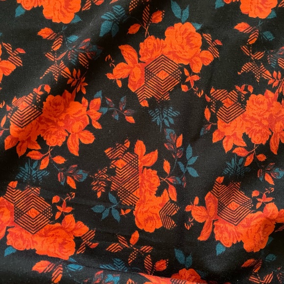 Lularoe Women’s 2XL Classic Tee Shirt - Picture 2 of 4